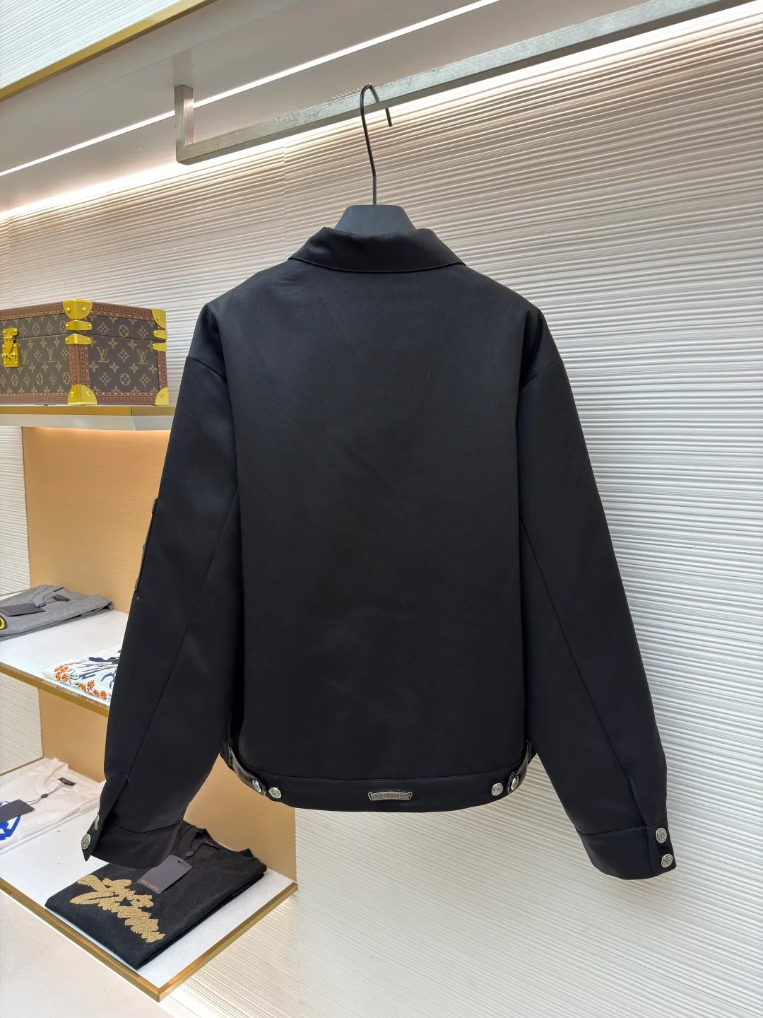 Chrome Hearts solid color logo patch lapel jacket ●Original version: purchased and developed by 13730 ●Item number: 1681764-B75 ●Fabric: leather fabric ●Technology: patch production ●Color: black ●Version: fitted version ●Weight: about 1020 grams ●Size: S-M-L-XL ●Description: Made of high-density matte fabric, treated with anti-wrinkle shaping technology, it has both stiffness and drape texture, smooth touch and not easy to pilling. The body is decorated with the brand's iconic cross embroidery, which is created through three-dimensional quilting embroidery technology. The pattern is full of layers and clear texture, which is both recognizable and refined. The cuffs are spliced ​​with leather labels and fixed by heat-pressing lamination technology to enhance texture and durability. The version is loosely cut, with metal zipper + decorative pendant, which makes it easy to put on and take off and enhances the details; the cuff button adjustment design adapts to different arm circumferences, and the hem is naturally edged to ensure a neat fit. The stitching of the whole garment is neat, with no exposed threads at the splicing points. The size is measured manually (an error of 1-3CM is normal). The craftsmanship balances the dark style and practical wearability. It is a single product with both styling and practicality. The overall wiring is straight and delicate, the fabric is comfortable and soft, and the color is consistent without color difference. It can be matched with the same style to create a fashionable look and control various occasions. Customized accessories, complete with three standards, same style for men and women!